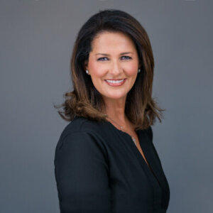 Portrait Michaela Kaniber dunkler Hintergrund