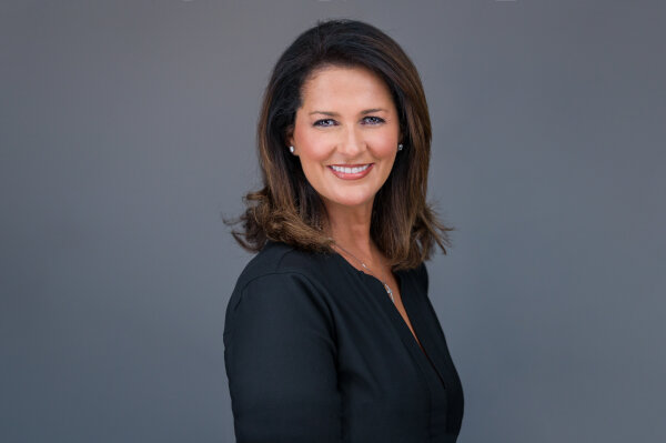 Portrait Michaela Kaniber dunkler Hintergrund